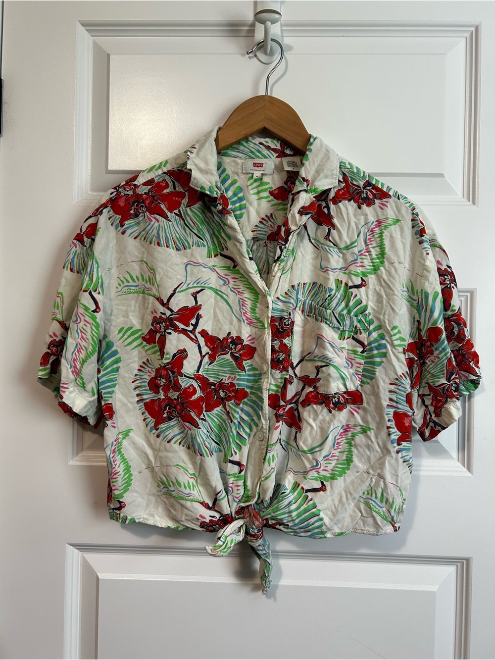 Levi’s Hawaiian Cropped Tropical Floral Button-Up Tie Front Shirt